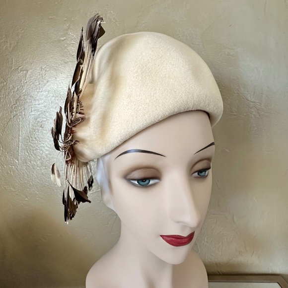 SUPERB DESIGNER OFF WHITE FELT HAT WITH "BIRD" MADE OF SMALL FEATHERS & QUILLS - Picture 2 of 11
